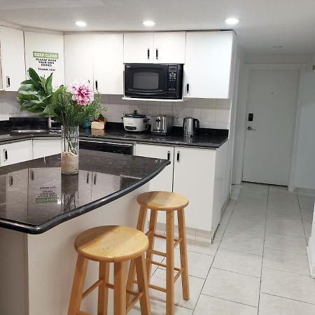 Tidy Private Rooms With Full Kitchen Toronto Kültér fotó