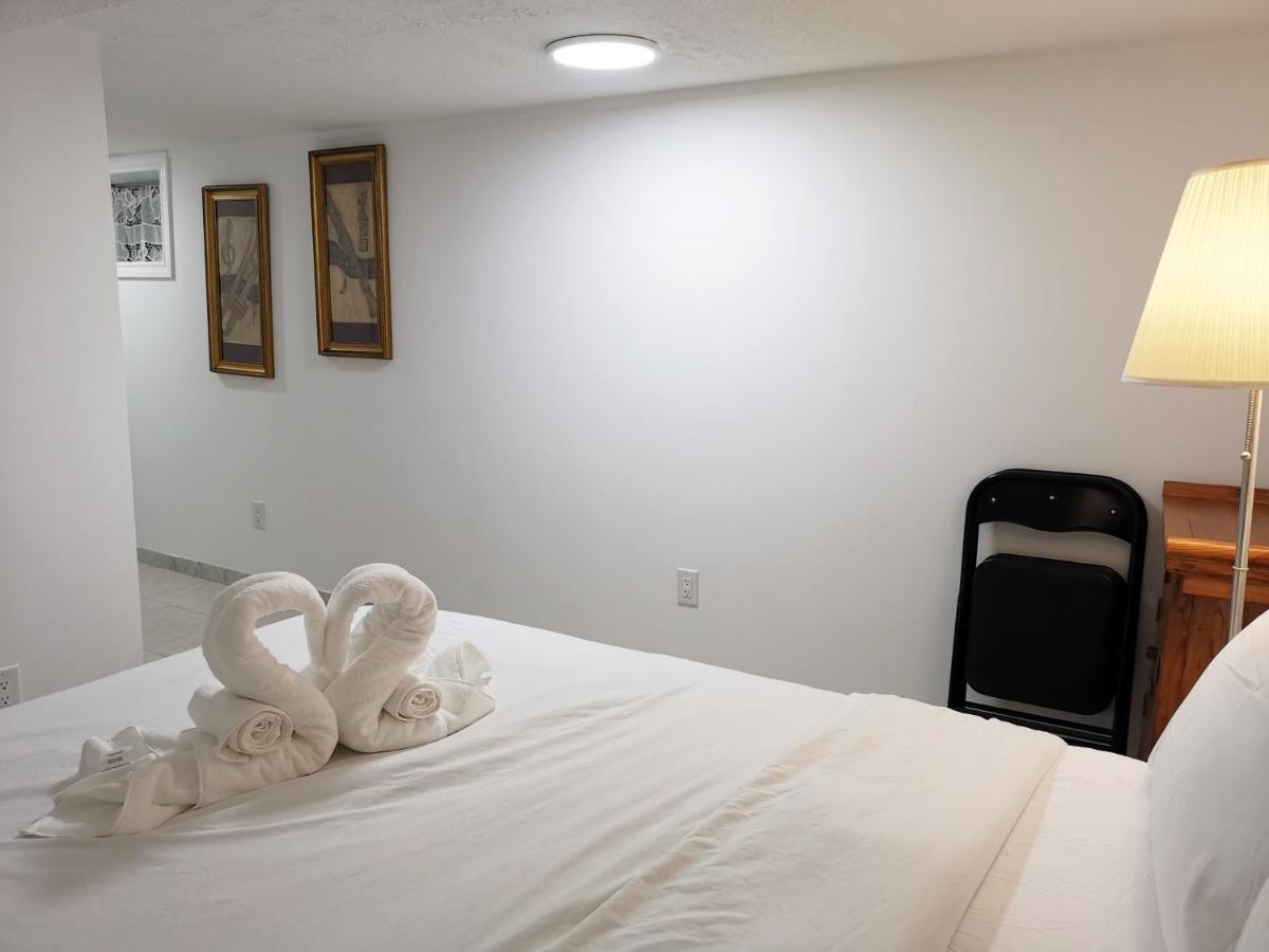 Tidy Private Rooms With Full Kitchen Toronto Kültér fotó