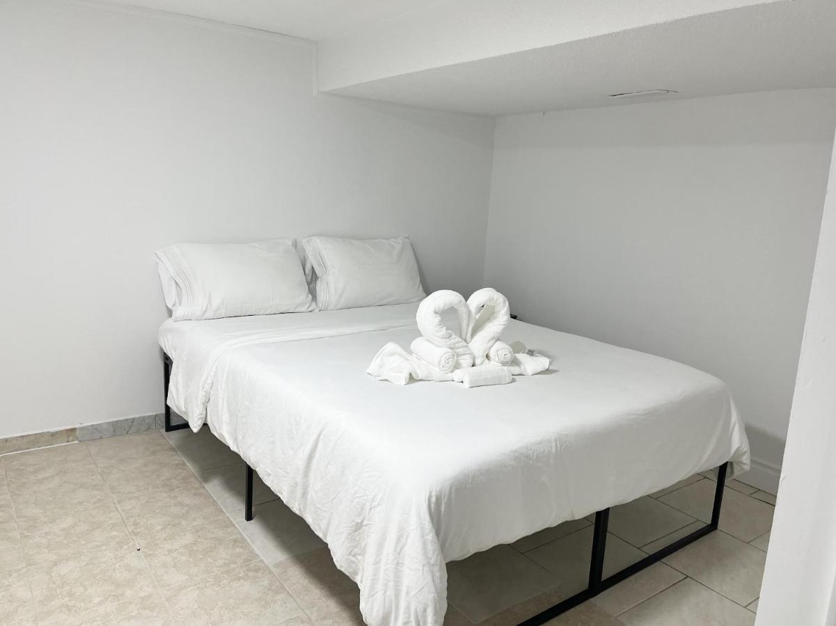 Tidy Private Rooms With Full Kitchen Toronto Kültér fotó