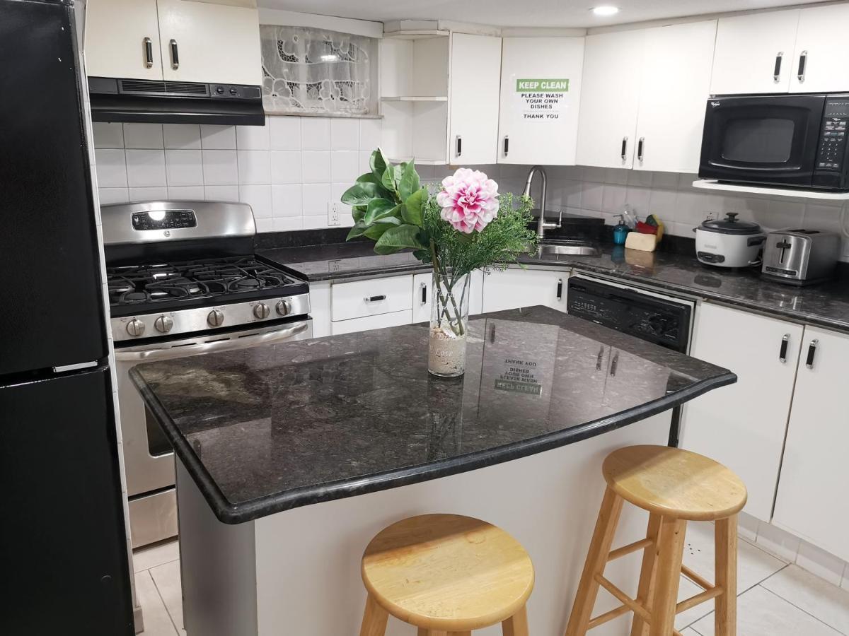 Tidy Private Rooms With Full Kitchen Toronto Kültér fotó