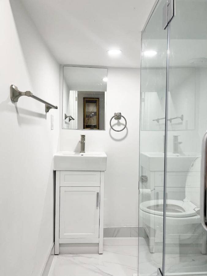 Tidy Private Rooms With Full Kitchen Toronto Kültér fotó