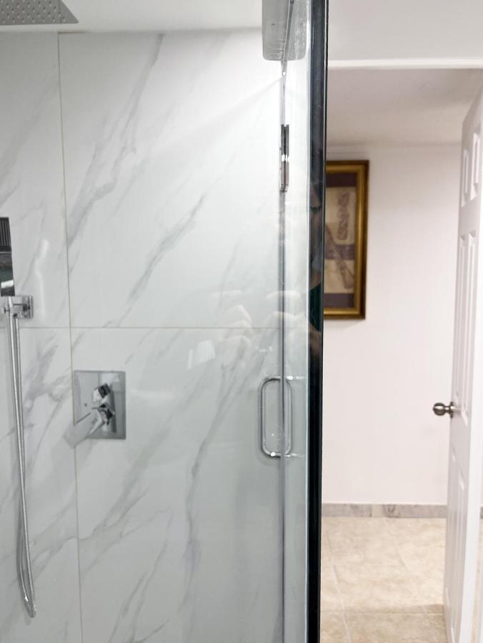Tidy Private Rooms With Full Kitchen Toronto Kültér fotó